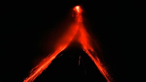 Mayon volcano lava flows in Philippines, thousands decamp to evacuation ...