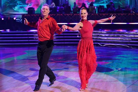 Barry Williams dedicates DWTS performance to TV mom Florence Henderson