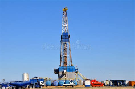 The onshore drilling rig stock image. Image of derrick - 178515931