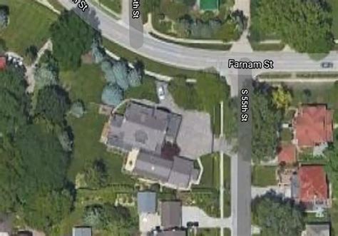 Warren Buffett lives in a modest $915k house - PatternsWizard