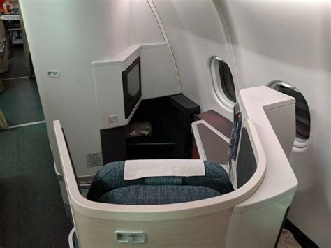 Bulkhead Seats & Bassinet Explained: Pros and Cons [2021] - UponArriving