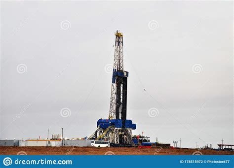 The onshore drilling rig stock photo. Image of field - 178515972