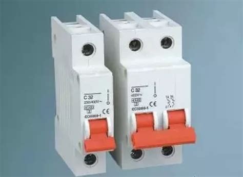 What is the difference between single pole circuit breaker and double ...