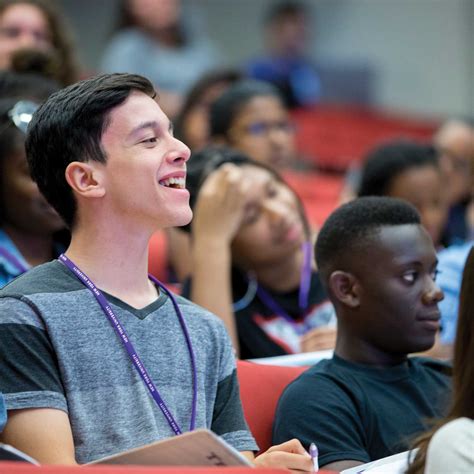 High School Students Experience College at NYU Precollege - MEET NYU