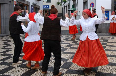 The Enchanting Rhythms of the Chula Dance: A Celebration of Portuguese ...