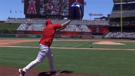 Video: Raisel Iglesias has dugout meltdown after Angels-Mariners fight