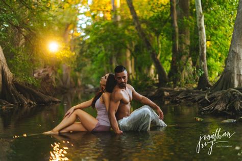 Romantic Couples Engagement Photos at Cibolo Nature Center - Jonathan Ivy