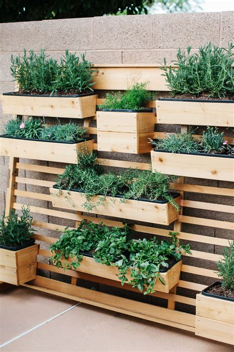 Gardens: simple wood living wall for your yard that is portable and durable