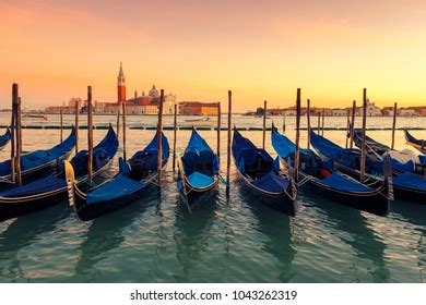 969 Venice Gondola Sunset Dock Images, Stock Photos & Vectors ...