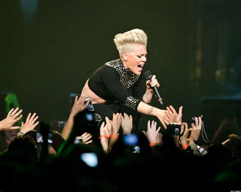 Pink Stops Her Concert Mid-Song To Comfort Crying Fan And Stop Fight ...