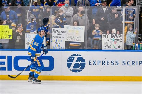 Sign, sign, everywhere a sign: Blues fans use ‘old-school ...