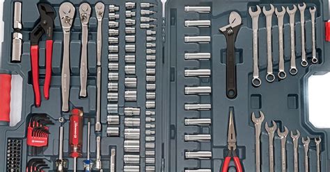 7 Tools to Keep in Your Car