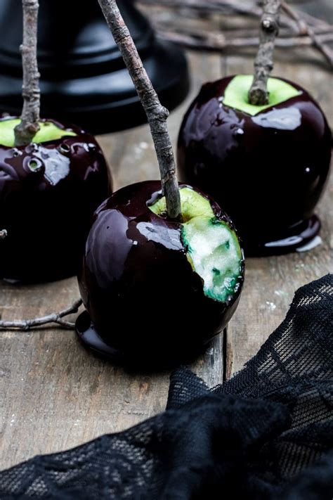 Halloween Candy Apples - Amanda's Cookin' - Halloween