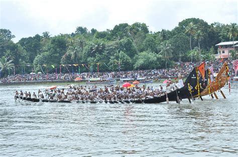 ANOOP G KURUP: HQ Pictures Of Aranmula Boat Race 2010