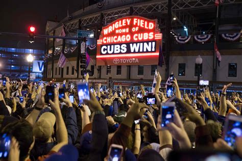 16 incredible photos of Cubs fans losing their minds in Chicago after ...