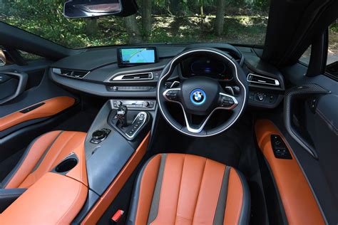 BMW i8 Roadster (2018-2020) interior & comfort | DrivingElectric