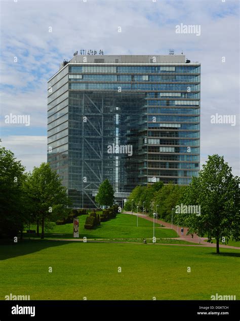 Modern imposing architecture hi-res stock photography and images - Alamy