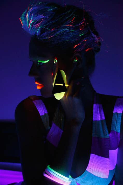 neon-hair-black-light – Fubiz Media