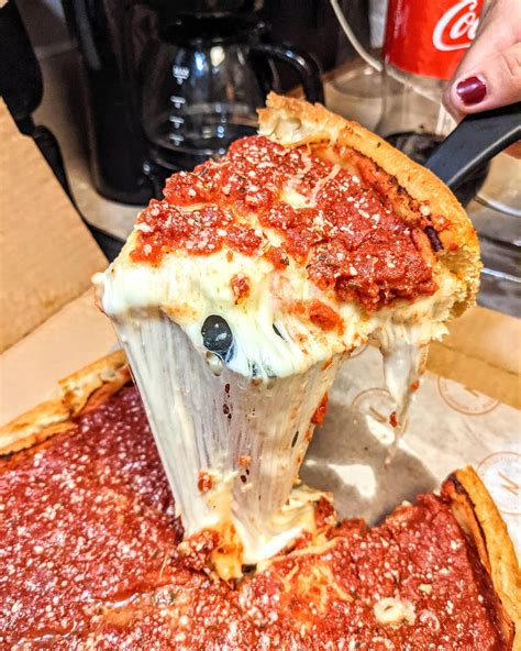 Super Cheesy Deep Dish Pizza : r/FoodPorn