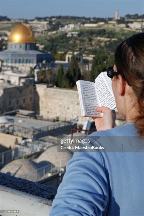 Jewish Woman Praying Facing The Holy Temple Mount Of Jerusalem High-Res ...