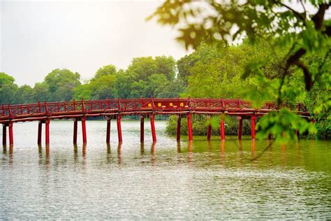 Red Wood Bridge - Cau the Huc, Den Ngoc Son, Ho Hoan Kiem, Hanoi ...