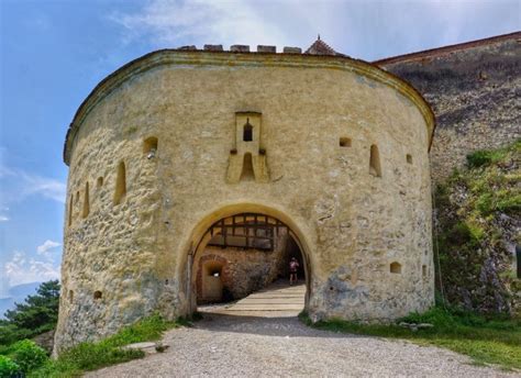 A Day Trip Guide to Rasnov Fortress in Romania - The Globetrotting Teacher