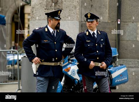 Italian polizia officers -Fotos und -Bildmaterial in hoher Auflösung ...