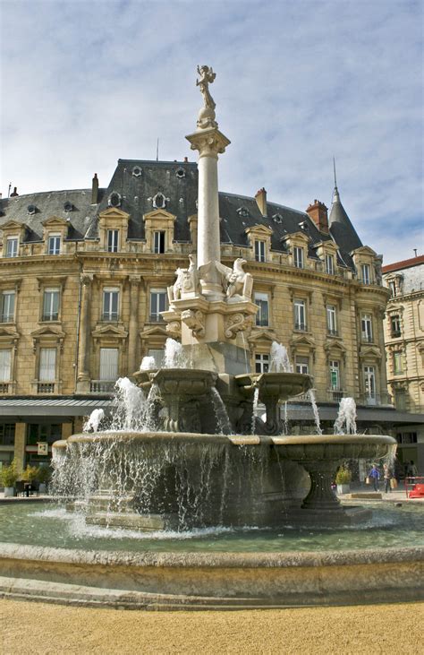 File:Valence-Fontaine.jpg - Wikimedia Commons