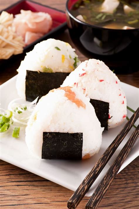 Japanese Snack Recipe: Onigiri – 12 Tomatoes