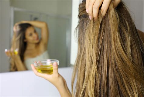 6 Home Remedies for Dry Scalp & Preventive Tips