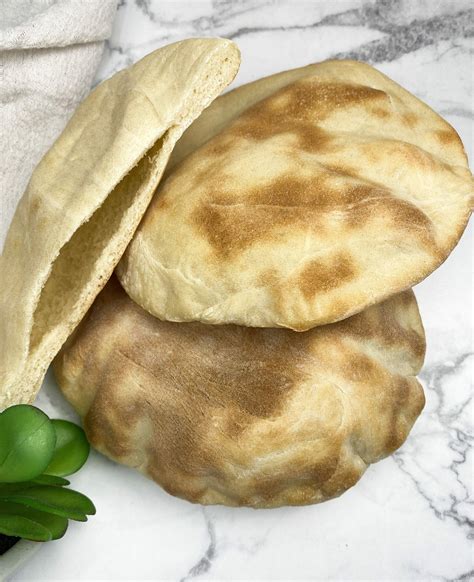 Easy Homemade Greek Pita Pocket Bread | RecipeLion.com