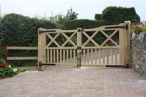 Wooden Gate Designs for Beautiful Driveways