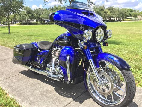 2017 Harley-Davidson® FLHXSE CVO™ Street Glide® (Blue Cobalt And Indigo ...