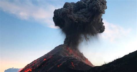 Hikers surprised by powerful Volcan de Fuego eruption