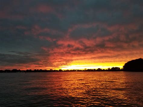 Sunset on the Detroit River : r/Outdoors