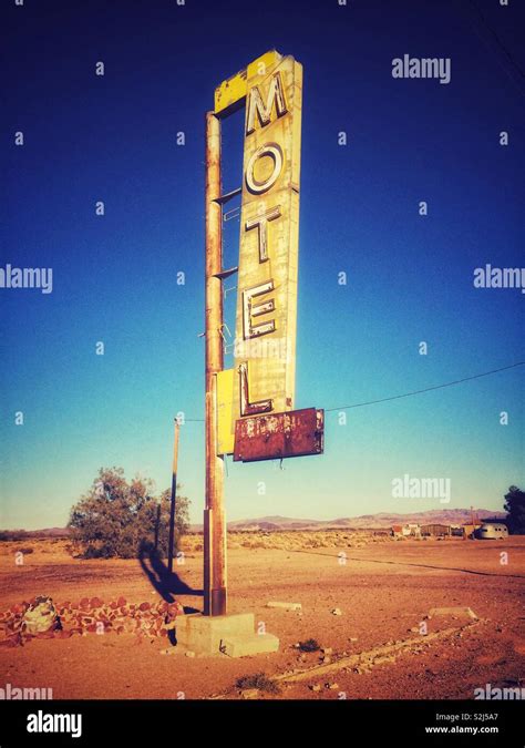 Sign of an abandoned motel along the Route 66 Stock Photo - Alamy