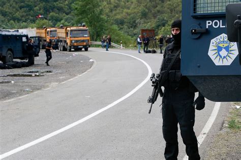 Protesters block Kosovo-Serbia border, tension still high