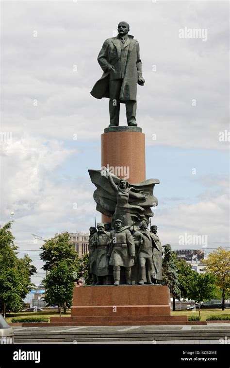 Statue Lenin on October square in Moscow Stock Photo - Alamy