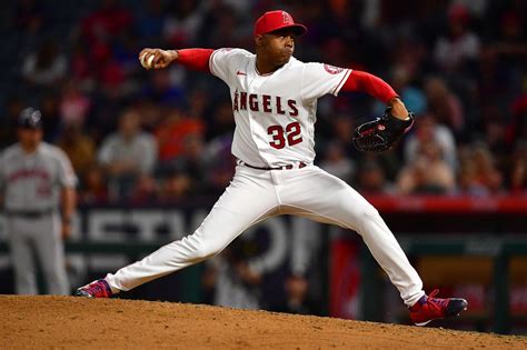 Braves acquire closer Raisel Iglesias from Angels