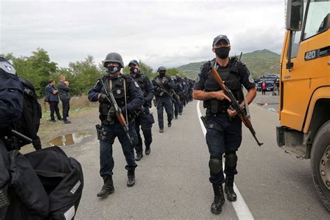 Protesters block Kosovo-Serbia border, tension still high