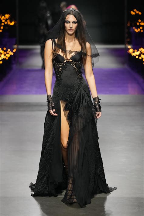 Versace Spring 2023 Fashion Show | The Impression