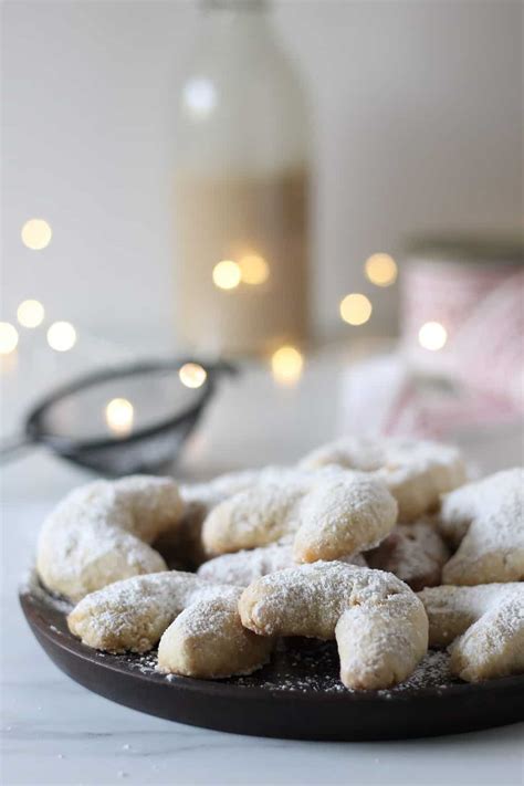 Vegan Vanillekipferl - German Vanilla Crescent Cookies - Valises ...