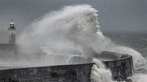 'Neptune' appears in the waves during storm in Newhaven - W³P Lives