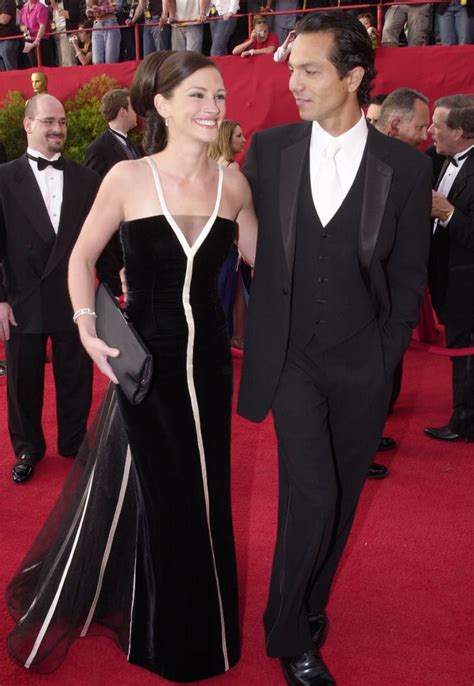 Julia Roberts, 2001 Oscars | Iconic Red Carpet Looks | POPSUGAR Fashion ...