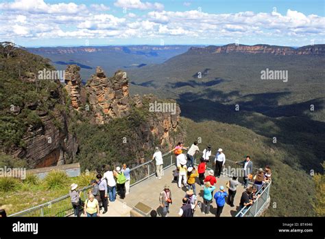 Echo Point Lookout with the Three Sisters beyond, Blue Mountains ...