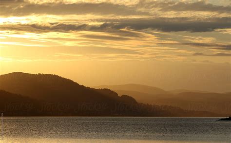 «Mountains And Lake In Norway Around Sunset» del colaborador de Stocksy ...