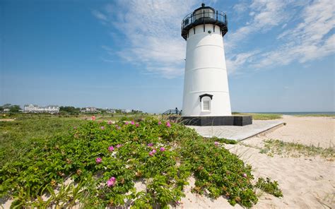 Lighthouse Beach / Martha's Vineyard / Massachusetts // World Beach Guide