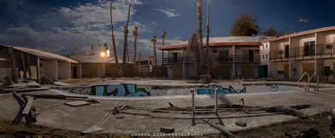 Abandoned Motel Courtyard in the California desert [OC] [6856 × 2839 ...