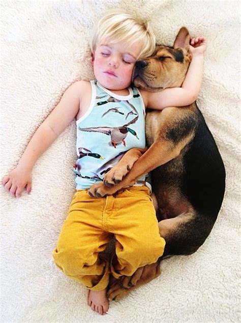 Niños durmiendo con Perros1 – MUNDO FLANEUR