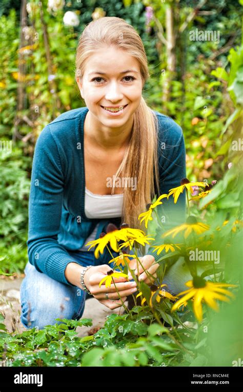 Femme fleurs jardin hi-res stock photography and images - Alamy